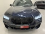 BMW X5 xDrive45e M-Sport PANO/TREKHAAK/LASER/HEAD-UP/360CAMERA/MEMORY/ACC/ACTIVE-STEERING/LUCHTVERING/21"BREEDSET/SHADOW-LINE/DONKERE-HEMEL/CARBONSCHWARZ/VOLLEDIG BMW DEALER HISTORIE