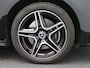 Mercedes-Benz A-klasse 250 e AMG Plug-In Hybride Trekhaak | AMG Line | Night Pakket | Alarm Klasse 3 | Dodehoekassistent | Distronic | Apple CarPlay | Sfeerverlichting. Inclusief 24 maanden Mercedes-Benz Certified garantie voor Europa.