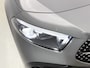 Mercedes-Benz A-klasse 250 e Business Solution AMG AMG Line | NIght Pakket | Panorama Schuif-Kanteldak | Sfeerverlichting | Head-up display | Apple CarPlay | Keyless-Go | Dodehoekassistent. Inclusief 24 maanden Mercedes-Benz Certified garantie voor Europa.