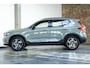 Volvo XC40 B4 Plus Dark | Verwarmde Voorstoelen+Stuurwiel | Verwarmde voorruit | Semi-Elektrische Trekhaak | Harman Kardon Premium Audio | Apple Carplay / Android Auto | Elektrisch bedienbare voorstoelen | Google infotaiment