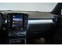 Volvo XC40 B4 Plus Dark | Verwarmde Voorstoelen+Stuurwiel | Verwarmde voorruit | Semi-Elektrische Trekhaak | Harman Kardon Premium Audio | Apple Carplay / Android Auto | Elektrisch bedienbare voorstoelen | Google infotaiment