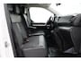 Toyota ProAce Worker 2.0 D-4D Black Line | Trekhaak | Navigatie | Dubbele schuifdeur | Imperiaal | 3-zits | Cruise Control | Clima | Parkeersensoren achter | Apple Carplay / Android Auto | Xenon | 17 inch