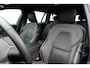 Volvo V60 T6 Plug-in hybrid AWD Plus Dark | Semi- Elektrische Trekhaak | Premium audio by Harman Kardon | Verwarmbare voor- en achterstoelen + Stuurwiel | Verwarmbare Voorruit | Rondomzicht camera