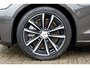 Volvo V60 T6 Plug-in hybrid AWD Plus Dark | Semi- Elektrische Trekhaak | Premium audio by Harman Kardon | Verwarmbare voor- en achterstoelen + Stuurwiel | Verwarmbare Voorruit | Rondomzicht camera