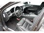 Volvo V60 T6 Plug-in hybrid AWD Plus Dark | Semi- Elektrische Trekhaak | Premium audio by Harman Kardon | Verwarmbare voor- en achterstoelen + Stuurwiel | Verwarmbare Voorruit | Rondomzicht camera
