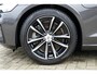 Volvo V60 T6 Plug-in hybrid AWD Plus Dark | Semi- Elektrische Trekhaak | Premium audio by Harman Kardon | Verwarmbare voor- en achterstoelen + Stuurwiel | Verwarmbare Voorruit | Rondomzicht camera