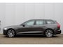Volvo V60 T6 Plug-in hybrid AWD Plus Dark | Semi- Elektrische Trekhaak | Premium audio by Harman Kardon | Verwarmbare voor- en achterstoelen + Stuurwiel | Verwarmbare Voorruit | Rondomzicht camera