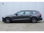 Volvo V60 T6 Plug-in hybrid AWD Plus Dark | Semi- Elektrische Trekhaak | Premium audio by Harman Kardon | Verwarmbare voor- en achterstoelen + Stuurwiel | Verwarmbare Voorruit | Rondomzicht camera