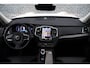 Volvo XC90 2.0 T8 Plug-in hybrid AWD Ultra Dark | Bowers & Wilkins Audio | Luchtvering | Trekhaak | Geventileerde comfortstoelen | Massagefuntie | Standkachel | Panoramadak | 360 camera | Head-up display | 4 zone climate control | Google Maps navigatie | Gelamineerd zijruiten | Nubuck hemelbekleding |