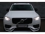 Volvo XC90 2.0 T8 Plug-in hybrid AWD Ultra Dark | Bowers & Wilkins Audio | Luchtvering | Trekhaak | Geventileerde comfortstoelen | Massagefuntie | Standkachel | Panoramadak | 360 camera | Head-up display | 4 zone climate control | Google Maps navigatie | Gelamineerd zijruiten | Nubuck hemelbekleding | 22" lichtmetalen velgen |