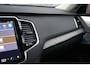 Volvo XC90 2.0 T8 Plug-in hybrid AWD Ultra Dark | Bowers & Wilkins Audio | Luchtvering | Trekhaak | Geventileerde comfortstoelen | Massagefuntie | Standkachel | Panoramadak | 360 camera | Head-up display | 4 zone climate control | Google Maps navigatie | Gelamineerd zijruiten | Nubuck hemelbekleding |