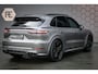 Porsche Cayenne 3.0 E-Hybrid | NP € 222.577,- | KERAMISCHE REMMEN | 40K TECHART | CLANCK AUDIO | FULL PPF | PASM | PDCC | PCCB | PDLS+ | PANORAMADAK | SOFTCLOSE | ADAPTIVE CRUISE | ACHTERASBESTURING | SPORTUITLAAT | SPORTDESIGN CARBON | STOELKOELING/VERWARMING VOOR & AC INTERIEURPAKKET CARBON | DIMMENDE SPIEGELS | CARBON SPIEGELKAPPEN |