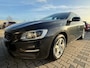 Volvo V60 T3 Automaat Bi-Xenon | Stoel en stuurwielverwarming | Parkeersensoren voor en achter | Cruise control | Navigatie |
