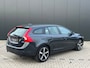 Volvo V60 T3 Automaat Bi-Xenon | Stoel en stuurwielverwarming | Parkeersensoren voor en achter | Cruise control | Navigatie |