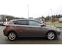 Toyota Auris 1.8 HYBRID DYNAMIC 5-DEURS NAVI AFN-TREKHAAK CRUISE LM-VELGEN PARKEERCAMERA KEYLESS
