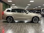 Volvo XC90 T8 AWD Recharge Ultra Bright | Bowers & Wilkins | Stoelventilatie | 360° Camera | 455pk | Head-Up Display | Stoelmassage | Stoelverwarming voor+achter | Adaptieve Cruise Control | Stuurwielverwarming | Alcantara hemelbekleding | Full LED Matrix Mee sturende koplampen | Pilot Assist | BLIS Dode Hoek Detectie | Elektrische voorstoelen geheugen | Nappa lederen bekleding | Zitting verlenging voorstoelen | Lederen dashbaord | Lederen zonnekleppen en handgrepen | 21 Inch | Schuifdak | Google Infotainment | Keyless Drive | Parkeersensoren voor+achter | Elektrisch bedienbare achterklep | Geintegreerd kinderzitje achterin | Geintegreerde zongordijnen achterportieren | Verlichte instaplijsten | 7-Persoons | 4-Zone Climate Control | Draadloos telefoon opladen | DAB Radio | Apple Carplay/Android Auto | Volvo On Call met mobiele App functie | Bright Dusk Metallic |
