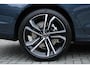 Volvo V90 T8 Plug-in hybrid AWD Ultra Executive Edition | 360 Graden camera | Bowers&Wilkins geluidsinstallatie | Panoramisch dak met schuif-/kantel functie | Adaptieve Luchtvering | Voor-/achter stoelen verwarmd | Geventileerde stoelen voor | Massage functie stoel voor | Interieur voorverwarm installatie | Elektrisch verstelbare stoelen met memory functie voor | Gelamineerde zijruiten rondom |