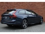 Volvo V90 T8 Plug-in hybrid AWD Ultra Executive Edition | 360 Graden camera | Bowers&Wilkins geluidsinstallatie | Panoramisch dak met schuif-/kantel functie | Adaptieve Luchtvering | Voor-/achter stoelen verwarmd | Geventileerde stoelen voor | Massage functie stoel voor | Interieur voorverwarm installatie | Elektrisch verstelbare stoelen met memory functie voor | Gelamineerde zijruiten rondom |