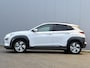 Hyundai Kona Electric EV Premium 64 kWh BV/ Instaplijsten / Trekhaak met afneembare kogel / 3-fase lader / Apple Carplay/Android Auto / Stoelverwarming /verkoeling /