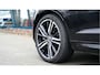 Volvo XC60 2.0 T8 AWD 299kW/407pk Aut8 Twin Engine R-Design LUCHTVERING + PANORAMADAK + SPORTSTOELEN + LEDEREN BEKLEDING + CRUISE + SUBWOOFER + EL.TREKHAAK + STOELVERWARMING + LANE ASSIST + KEYLESS ENTRY&GO + CAMERA + PARKEERSENSOREN A + 21" LM-VELGEN!!