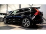 Volvo XC60 2.0 T8 AWD 299kW/407pk Aut8 Twin Engine R-Design LUCHTVERING + PANORAMADAK + SPORTSTOELEN + LEDEREN BEKLEDING + CRUISE + SUBWOOFER + EL.TREKHAAK + STOELVERWARMING + LANE ASSIST + KEYLESS ENTRY&GO + CAMERA + PARKEERSENSOREN A + 21" LM-VELGEN!!