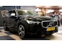 Volvo XC60 2.0 T8 AWD 299kW/407pk Aut8 Twin Engine R-Design LUCHTVERING + PANORAMADAK + SPORTSTOELEN + LEDEREN BEKLEDING + CRUISE + SUBWOOFER + EL.TREKHAAK + STOELVERWARMING + LANE ASSIST + KEYLESS ENTRY&GO + CAMERA + PARKEERSENSOREN A + 21" LM-VELGEN!!