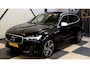 Volvo XC60 2.0 T8 AWD 299kW/407pk Aut8 Twin Engine R-Design LUCHTVERING + PANORAMADAK + SPORTSTOELEN + LEDEREN BEKLEDING + CRUISE + SUBWOOFER + EL.TREKHAAK + STOELVERWARMING + LANE ASSIST + KEYLESS ENTRY&GO + CAMERA + PARKEERSENSOREN A + 21" LM-VELGEN!!