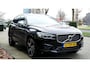 Volvo XC60 2.0 T8 AWD 299kW/407pk Aut8 Twin Engine R-Design LUCHTVERING + PANORAMADAK + SPORTSTOELEN + LEDEREN BEKLEDING + CRUISE + SUBWOOFER + EL.TREKHAAK + STOELVERWARMING + LANE ASSIST + KEYLESS ENTRY&GO + CAMERA + PARKEERSENSOREN A + 21" LM-VELGEN!!