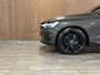 Volvo XC60 T8 AWD Recharge R-Design Pine Grey en vol! | Luchtvering | Trekhaak | Stoelventilatie | 360 Camera | Head-Up Display | Harman Kardon | Stoelmassage | Adaptieve Cruise Control | 21 Inch | Standkachel met Volvo On Call App |Stoelverwarming voor+achter | Stuurwielverwarming | Full LED meesturende koplampen | Pilot Assist | BLIS Dode Hoek Detectie | Elektrische voorstoelen geheugen | Nappa lederen bekleding | Zitting verlenging voorstoelen | Lederen dashboard | Gelamineerde/geluidwerende zijruiten | Schuifdak | Keyless Drive | Parkeersensoren voor+achter | Privacy Glass | Elektrisch bedienbare achterklep | DAB Radio | Apple Carplay/Andoid Auto | Pine Grey Metallic |
