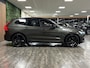 Volvo XC60 T8 AWD Recharge R-Design Pine Grey en vol! | Luchtvering | Trekhaak | Stoelventilatie | 360 Camera | Head-Up Display | Harman Kardon | Stoelmassage | Adaptieve Cruise Control | 21 Inch | Standkachel met Volvo On Call App |Stoelverwarming voor+achter | Stuurwielverwarming | Full LED meesturende koplampen | Pilot Assist | BLIS Dode Hoek Detectie | Elektrische voorstoelen geheugen | Nappa lederen bekleding | Zitting verlenging voorstoelen | Lederen dashboard | Gelamineerde/geluidwerende zijruiten | Schuifdak | Keyless Drive | Parkeersensoren voor+achter | Privacy Glass | Elektrisch bedienbare achterklep | DAB Radio | Apple Carplay/Andoid Auto | Pine Grey Metallic |