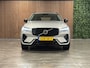 Volvo XC60 T6 AWD Recharge Ultra Dark | Trekhaak | All Season banden | 360° Camera | Head-Up Display | Harman Kardon | Stoelverwarming voor+achter | Stuurwielverwarming | Full LED Meesturende koplampen | Pilot Assist | BLIS Dode Hoek Detectie | Elektrische voorstoelen geheugen | Lederen bekleding | Zitting verlenging voorstoelen | Lederen dashboard | Schuifdak | 19 Inch | Google Infotainment | Keyless Drive | Parkeersensoren voor+achter | Elektrisch bedienbare achterklep | Draadloos telefoon opladen | DAB Radio | Apple Carplay/Android Auto | Volvo On Call met mobiele App functie | Silver Dawn Metallic |