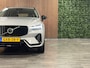 Volvo XC60 T6 AWD Recharge Ultra Dark | Trekhaak | All Season banden | 360° Camera | Head-Up Display | Harman Kardon | Stoelverwarming voor+achter | Stuurwielverwarming | Full LED Meesturende koplampen | Pilot Assist | BLIS Dode Hoek Detectie | Elektrische voorstoelen geheugen | Lederen bekleding | Zitting verlenging voorstoelen | Lederen dashboard | Schuifdak | 19 Inch | Google Infotainment | Keyless Drive | Parkeersensoren voor+achter | Elektrisch bedienbare achterklep | Draadloos telefoon opladen | DAB Radio | Apple Carplay/Android Auto | Volvo On Call met mobiele App functie | Silver Dawn Metallic |