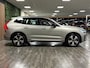 Volvo XC60 T6 AWD Recharge Ultra Dark | Trekhaak | All Season banden | 360° Camera | Head-Up Display | Harman Kardon | Stoelverwarming voor+achter | Stuurwielverwarming | Full LED Meesturende koplampen | Pilot Assist | BLIS Dode Hoek Detectie | Elektrische voorstoelen geheugen | Lederen bekleding | Zitting verlenging voorstoelen | Lederen dashboard | Schuifdak | 19 Inch | Google Infotainment | Keyless Drive | Parkeersensoren voor+achter | Elektrisch bedienbare achterklep | Draadloos telefoon opladen | DAB Radio | Apple Carplay/Android Auto | Volvo On Call met mobiele App functie | Silver Dawn Metallic |