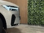 Volvo XC60 T6 AWD Recharge Ultra Dark | Trekhaak | All Season banden | 360° Camera | Head-Up Display | Harman Kardon | Stoelverwarming voor+achter | Stuurwielverwarming | Full LED Meesturende koplampen | Pilot Assist | BLIS Dode Hoek Detectie | Elektrische voorstoelen geheugen | Lederen bekleding | Zitting verlenging voorstoelen | Lederen dashboard | Schuifdak | 19 Inch | Google Infotainment | Keyless Drive | Parkeersensoren voor+achter | Elektrisch bedienbare achterklep | Draadloos telefoon opladen | DAB Radio | Apple Carplay/Android Auto | Volvo On Call met mobiele App functie | Silver Dawn Metallic |