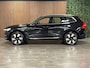 Volvo XC60 T6 AWD Recharge Ultra Bright Head-Up Display | Harman Kardon | Adaptieve Cruise Control | Standkachel met Volvo On Call App | Stoelverwarming voor+achter | Stuurwielverwarming | Full LED meesturende koplampen | Pilot Assist | BLIS Dode Hoek Detectie | Parkeercamera | Elektrische voorstoelen geheugen | Lederen bekleding | Zitting verlenging voorstoelen | Lederen dashboard | 20 Inch | Schuifdak | Google Infotainment | Keyless Drive | Elektrisch bedienbare achterklep | Draadloos telefoon opladen | DAB Radio | Apple Carplay/Android Auto | Onyx Black Metallic |