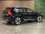 Volvo XC60 T6 AWD Recharge Ultra Bright Head-Up Display | Harman Kardon | Adaptieve Cruise Control | Standkachel met Volvo On Call App | Stoelverwarming voor+achter | Stuurwielverwarming | Full LED meesturende koplampen | Pilot Assist | BLIS Dode Hoek Detectie | Parkeercamera | Elektrische voorstoelen geheugen | Lederen bekleding | Zitting verlenging voorstoelen | Lederen dashboard | 20 Inch | Schuifdak | Google Infotainment | Keyless Drive | Elektrisch bedienbare achterklep | Draadloos telefoon opladen | DAB Radio | Apple Carplay/Android Auto | Onyx Black Metallic |