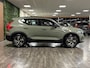Volvo XC40 B4 Plus Dark Trekhaak | Harman Kardon | Bestuurdersstoel elektrisch geheugen | Stoel en Stuurwielverwarming | Adaptieve Cruise Control | Pilot Assist | BLIS Dode Hoek Detectie | Parkeercamera | Zitting verlenging voorstoelen | Passagiersstoel elektrisch | 18 Inch | Google Infotainment | Keyless Drive | Parkeersensroen voor+achter | Voorruitverwarming | Elektrisch bedienbare achterklep | DAB Radio | Apple Carplay/Android Auto | Draadloos telefoon opladen | Volvo On Call met mobiele App functie | Sage Green Metallic |