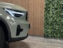 Volvo XC40 B4 Plus Dark Trekhaak | Harman Kardon | Bestuurdersstoel elektrisch geheugen | Stoel en Stuurwielverwarming | Adaptieve Cruise Control | Pilot Assist | BLIS Dode Hoek Detectie | Parkeercamera | Zitting verlenging voorstoelen | Passagiersstoel elektrisch | 18 Inch | Google Infotainment | Keyless Drive | Parkeersensroen voor+achter | Voorruitverwarming | Elektrisch bedienbare achterklep | DAB Radio | Apple Carplay/Android Auto | Draadloos telefoon opladen | Volvo On Call met mobiele App functie | Sage Green Metallic |