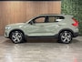 Volvo XC40 B4 Plus Dark Trekhaak | Harman Kardon | Bestuurdersstoel elektrisch geheugen | Stoel en Stuurwielverwarming | Adaptieve Cruise Control | Pilot Assist | BLIS Dode Hoek Detectie | Parkeercamera | Zitting verlenging voorstoelen | Passagiersstoel elektrisch | 18 Inch | Google Infotainment | Keyless Drive | Parkeersensroen voor+achter | Voorruitverwarming | Elektrisch bedienbare achterklep | DAB Radio | Apple Carplay/Android Auto | Draadloos telefoon opladen | Volvo On Call met mobiele App functie | Sage Green Metallic |
