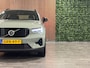 Volvo XC40 B4 Plus Dark Trekhaak | Harman Kardon | Bestuurdersstoel elektrisch geheugen | Stoel en Stuurwielverwarming | Adaptieve Cruise Control | Pilot Assist | BLIS Dode Hoek Detectie | Parkeercamera | Zitting verlenging voorstoelen | Passagiersstoel elektrisch | 18 Inch | Google Infotainment | Keyless Drive | Parkeersensroen voor+achter | Voorruitverwarming | Elektrisch bedienbare achterklep | DAB Radio | Apple Carplay/Android Auto | Draadloos telefoon opladen | Volvo On Call met mobiele App functie | Sage Green Metallic |