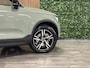 Volvo XC40 B4 Plus Dark Trekhaak | Harman Kardon | Bestuurdersstoel elektrisch geheugen | Stoel en Stuurwielverwarming | Adaptieve Cruise Control | Pilot Assist | BLIS Dode Hoek Detectie | Parkeercamera | Zitting verlenging voorstoelen | Passagiersstoel elektrisch | 18 Inch | Google Infotainment | Keyless Drive | Parkeersensroen voor+achter | Voorruitverwarming | Elektrisch bedienbare achterklep | DAB Radio | Apple Carplay/Android Auto | Draadloos telefoon opladen | Volvo On Call met mobiele App functie | Sage Green Metallic |