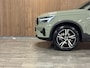 Volvo XC40 B4 Plus Dark Trekhaak | Harman Kardon | Bestuurdersstoel elektrisch geheugen | Stoel en Stuurwielverwarming | Adaptieve Cruise Control | Pilot Assist | BLIS Dode Hoek Detectie | Parkeercamera | Zitting verlenging voorstoelen | Passagiersstoel elektrisch | 18 Inch | Google Infotainment | Keyless Drive | Parkeersensroen voor+achter | Voorruitverwarming | Elektrisch bedienbare achterklep | DAB Radio | Apple Carplay/Android Auto | Draadloos telefoon opladen | Volvo On Call met mobiele App functie | Sage Green Metallic |