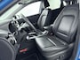 Hyundai Kona 1.6 GDI HEV PREMIUM | TWO TONE | TREKHAAK | ALL SEASONS | PRIVACY GLASS | 18'' LM VELGEN | LEDER | CLIMA | CRUISE | CAMERA | STUUR- & STOELVERWARMING | HYBRID | AUTOMAAT |