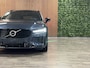 Volvo V60 T6 AWD Recharge R-Design | Vol! | Schuifdak | Trekhaak | Stoelventilatie | FOUR-C Onderstel* | 360° Camera | Head-Up Display | Harman Kardon | Stoelmassage | Adaptieve Cruise Control | Standkachel met Volvo On Call App | Stoelverwarming voor+achter | Stuurwielverwarming | Full LED Meesturende koplampen | Pilot Assist | BLIS Dode Hoek Detectie | Gelamineerde/geluidwerende zijruiten | 19 Inch | Voorstoelen elektrisch geheugen | Zitting verlenging voorstoelen | Nappa Lederen bekleding | Keyless Drive | Parkeersensoren voor+achter | Privacy Glass | Elektrisch bedienbare achterklep | Alarm Klasse III | DAB Radio | Apple Carplay/Android Auto | Denim Blue Metallic |