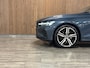 Volvo V60 T6 AWD Recharge R-Design | Vol! | Schuifdak | Trekhaak | Stoelventilatie | FOUR-C Onderstel* | 360° Camera | Head-Up Display | Harman Kardon | Stoelmassage | Adaptieve Cruise Control | Standkachel met Volvo On Call App | Stoelverwarming voor+achter | Stuurwielverwarming | Full LED Meesturende koplampen | Pilot Assist | BLIS Dode Hoek Detectie | Gelamineerde/geluidwerende zijruiten | 19 Inch | Voorstoelen elektrisch geheugen | Zitting verlenging voorstoelen | Nappa Lederen bekleding | Keyless Drive | Parkeersensoren voor+achter | Privacy Glass | Elektrisch bedienbare achterklep | Alarm Klasse III | DAB Radio | Apple Carplay/Android Auto | Denim Blue Metallic |