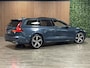 Volvo V60 T6 AWD Recharge R-Design | Vol! | Schuifdak | Trekhaak | Stoelventilatie | FOUR-C Onderstel* | 360° Camera | Head-Up Display | Harman Kardon | Stoelmassage | Adaptieve Cruise Control | Standkachel met Volvo On Call App | Stoelverwarming voor+achter | Stuurwielverwarming | Full LED Meesturende koplampen | Pilot Assist | BLIS Dode Hoek Detectie | Gelamineerde/geluidwerende zijruiten | 19 Inch | Voorstoelen elektrisch geheugen | Zitting verlenging voorstoelen | Nappa Lederen bekleding | Keyless Drive | Parkeersensoren voor+achter | Privacy Glass | Elektrisch bedienbare achterklep | Alarm Klasse III | DAB Radio | Apple Carplay/Android Auto | Denim Blue Metallic |