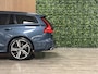Volvo V60 T6 AWD Recharge R-Design | Vol! | Schuifdak | Trekhaak | Stoelventilatie | FOUR-C Onderstel* | 360° Camera | Head-Up Display | Harman Kardon | Stoelmassage | Adaptieve Cruise Control | Standkachel met Volvo On Call App | Stoelverwarming voor+achter | Stuurwielverwarming | Full LED Meesturende koplampen | Pilot Assist | BLIS Dode Hoek Detectie | Gelamineerde/geluidwerende zijruiten | 19 Inch | Voorstoelen elektrisch geheugen | Zitting verlenging voorstoelen | Nappa Lederen bekleding | Keyless Drive | Parkeersensoren voor+achter | Privacy Glass | Elektrisch bedienbare achterklep | Alarm Klasse III | DAB Radio | Apple Carplay/Android Auto | Denim Blue Metallic |