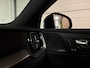 Volvo V60 T6 AWD Recharge R-Design | Vol! | Schuifdak | Trekhaak | Stoelventilatie | FOUR-C Onderstel* | 360° Camera | Head-Up Display | Harman Kardon | Stoelmassage | Adaptieve Cruise Control | Standkachel met Volvo On Call App | Stoelverwarming voor+achter | Stuurwielverwarming | Full LED Meesturende koplampen | Pilot Assist | BLIS Dode Hoek Detectie | Gelamineerde/geluidwerende zijruiten | 19 Inch | Voorstoelen elektrisch geheugen | Zitting verlenging voorstoelen | Nappa Lederen bekleding | Keyless Drive | Parkeersensoren voor+achter | Privacy Glass | Elektrisch bedienbare achterklep | Alarm Klasse III | DAB Radio | Apple Carplay/Android Auto | Denim Blue Metallic |