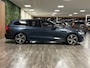 Volvo V60 T6 AWD Recharge R-Design | Vol! | Schuifdak | Trekhaak | Stoelventilatie | FOUR-C Onderstel* | 360° Camera | Head-Up Display | Harman Kardon | Stoelmassage | Adaptieve Cruise Control | Standkachel met Volvo On Call App | Stoelverwarming voor+achter | Stuurwielverwarming | Full LED Meesturende koplampen | Pilot Assist | BLIS Dode Hoek Detectie | Gelamineerde/geluidwerende zijruiten | 19 Inch | Voorstoelen elektrisch geheugen | Zitting verlenging voorstoelen | Nappa Lederen bekleding | Keyless Drive | Parkeersensoren voor+achter | Privacy Glass | Elektrisch bedienbare achterklep | Alarm Klasse III | DAB Radio | Apple Carplay/Android Auto | Denim Blue Metallic |