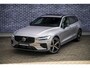 Volvo V60 2.0 T6 Plug-in hybrid AWD Plus Dark | Adaptieve Cruise Control | Trekhaak | Stoel + Stuurverwarming | 360 Camera | Sportstoelen | Harman Kardon Audio | BLIS Dodehoek Detectie |